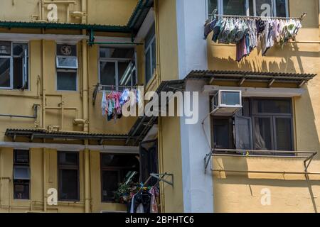 Detail eines alten, heruntergekommenen Apartmentblocks in Hongkong Stockfoto