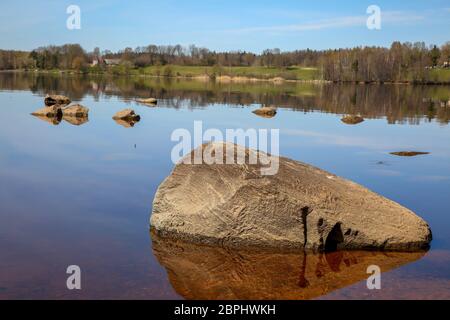 Natürliche Fluss Daugava Landschaft mit großen Steinen und Ruinen in Lettland. Koknese Burgruine. Lettische mittelalterliche Burgen. Archäologische monume Stockfoto