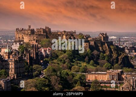 Edinburgh Castle, eine historische Festung, die die Stadt Edinburgh, die Hauptstadt von Schottland, von seiner Position auf dem Castle Rock dominiert. Stockfoto