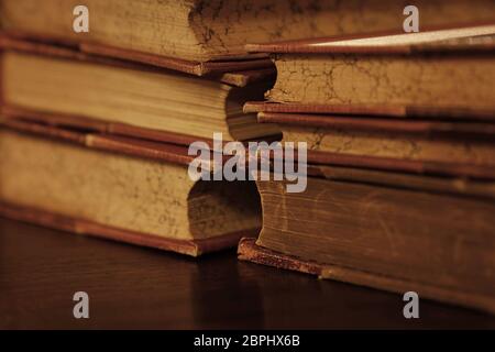 Stapel von sechs alten Vintage braun Leder gebundene Bücher auf dem Tisch Stockfoto