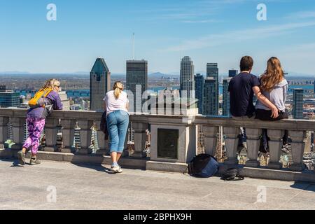 Montreal, CA - 18. Mai 2020: Touristen, die die Skyline von Montreal betrachten und einen warmen Frühlingstag im Kondiaronk Belvedere genießen. Stockfoto