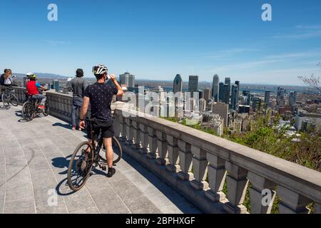 Montreal, CA - 18. Mai 2020: Touristen, die die Skyline von Montreal betrachten und einen warmen Frühlingstag im Kondiaronk Belvedere genießen. Stockfoto