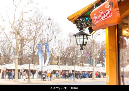 Glühweinschild am Pariser Weihnachtsmarkt, Champs Elysees, Paris, Frankreich Stockfoto