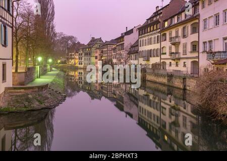 Traditionelle elsässische Fachwerkhäuser mit Spiegelreflexen, Petite France am Morgen, Straßburg, Elsass, Frankreich Stockfoto