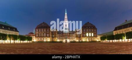 Panoramablick auf Christiansborg, Palast und Regierungsgebäude, der Sitz des parlaments in der Nacht, Kopenhagen, Hauptstadt von Dänemark Stockfoto