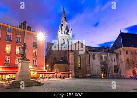 Die Stiftskirche des Heiligen Andreas vorne, Saint Andrew Square bei Nacht, Grenoble, Frankreich Stockfoto