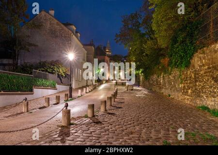 Leere Straße und die Sacre-Coeur bei Nacht, Viertel Montmartre in Paris, Frankreich Stockfoto