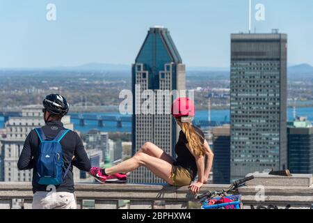 Montreal, CA - 18. Mai 2020: Touristen, die die Skyline von Montreal betrachten und einen warmen Frühlingstag im Kondiaronk Belvedere genießen. Stockfoto