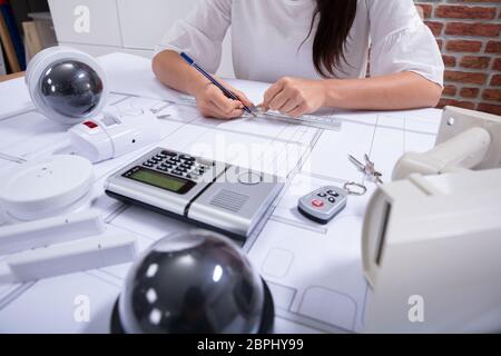 Nahaufnahme einer weiblichen Architekten Zeichnung Blaupause mit Bleistift auf dem Schreibtisch im Büro Stockfoto