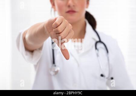 Traurig Ärztin, Daumen nach unten Anmelden Klinik Stockfoto