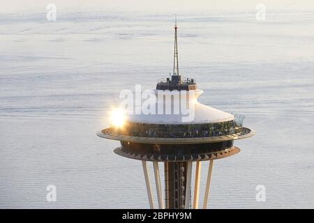 Untertasse geformte Top-Haus mit Meer darüber hinaus. Space Needle, Seattle, Usa. Architekt: Olson Kständig, 2020. Stockfoto