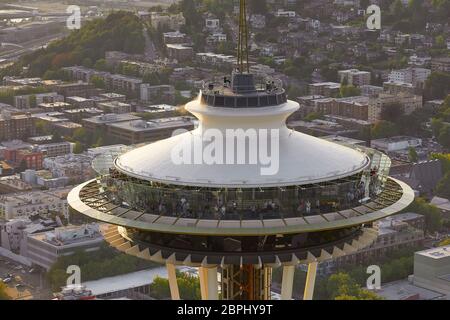 Detail der Untertasse geformten Top-Haus mit Stadt darüber hinaus. Space Needle, Seattle, Usa. Architekt: Olson Kständig, 2020. Stockfoto