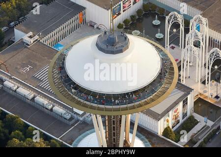 Untertasse geformtes Top-Haus von oben. Space Needle, Seattle, Usa. Architekt: Olson Kständig, 2020. Stockfoto