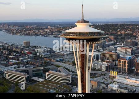 Untertasse geformt Top Haus aus der Luft. Space Needle, Seattle, Usa. Architekt: Olson Kständig, 2020. Stockfoto