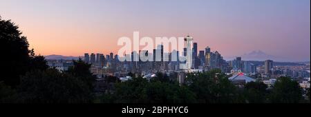 Stadtpanorama mit Space Needle. Space Needle, Seattle, Usa. Architekt: Olson Kständig, 2020. Stockfoto