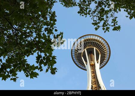 Turm von unten. Space Needle, Seattle, Usa. Architekt: Olson Kständig, 2020. Stockfoto