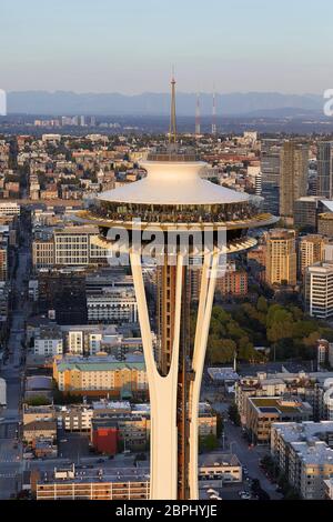 Untertasserförmiges Top-Haus mit Stadtbild dahinter. Space Needle, Seattle, Usa. Architekt: Olson Kständig, 2020. Stockfoto