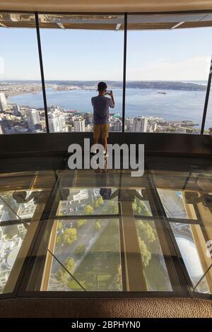 Detail der Aussichtsterrasse mit Glasboden. Space Needle, Seattle, Usa. Architekt: Olson Kständig, 2020. Stockfoto