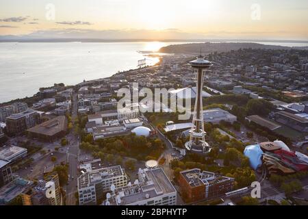 Eine Ansicht der Space Needle im Kontext. Space Needle, Seattle, Usa. Architekt: Olson Kständig, 2020. Stockfoto