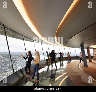 Aussichtsplattform im Innenbereich mit Glasboden. Space Needle, Seattle, Usa. Architekt: Olson Kständig, 2020. Stockfoto