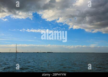 Sonnenuntergang über dem Wasser von "Delta del Po", Landschaft Italiens. Wasser und Himmel Stockfoto