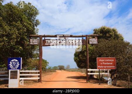 Pantanal Eingangstor entlang der Transpantaneira Feldweg. Brasilianische Wahrzeichen. Straße in perpective Stockfoto