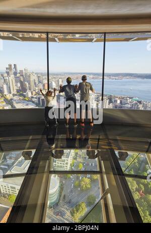 Aussichtsplattform im Innenbereich mit Glasboden. Space Needle, Seattle, Usa. Architekt: Olson Kständig, 2020. Stockfoto