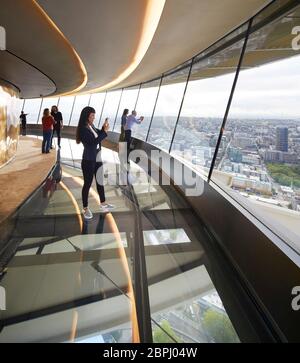 Aussichtsplattform im Innenbereich mit Glasboden. Space Needle, Seattle, Usa. Architekt: Olson Kständig, 2020. Stockfoto