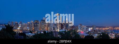 Stadtpanorama mit Space Needle. Space Needle, Seattle, Usa. Architekt: Olson Kständig, 2020. Stockfoto