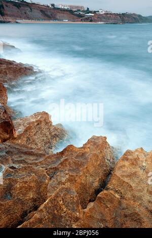 Küste von Ericeira Strand bei Tageslicht. Glattes Wasser. Lissabon, Portugal Stockfoto