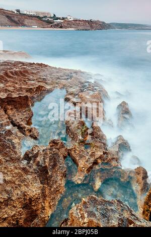 Küste von Ericeira Strand bei Tageslicht. Glattes Wasser. Lissabon, Portugal Stockfoto