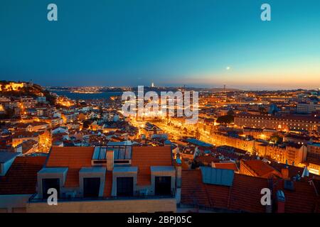 Lissabon beleuchtete Stadt bei Sonnenuntergang blaue Stunde. Platz für Text. Portugal Schönheiten Stockfoto