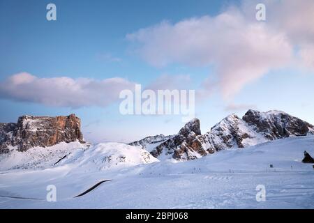 Giau Pass in der Wintersaison bei rosa Sonnenuntergang. Italien Schönheiten Stockfoto