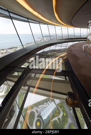 Aussichtsplattform im Innenbereich mit Glasboden. Space Needle, Seattle, Usa. Architekt: Olson Kständig, 2020. Stockfoto