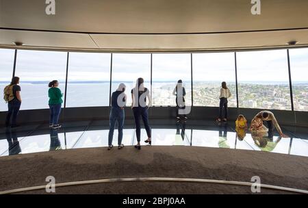 Aussichtsplattform im Innenbereich mit Panoramaflachtwand und Glasboden. Space Needle, Seattle, Usa. Architekt: Olson Kständig, 2020. Stockfoto