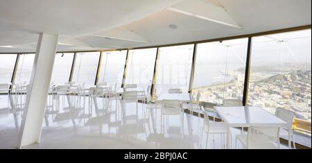 Restaurant mit Glasfassade. Space Needle, Seattle, Usa. Architekt: Olson Kständig, 2020. Stockfoto