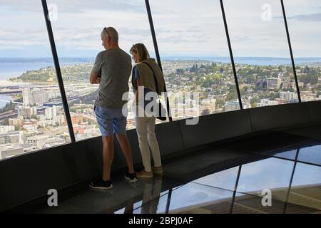 Aussichtsplattform im Innenbereich mit Glasboden. Space Needle, Seattle, Usa. Architekt: Olson Kständig, 2020. Stockfoto