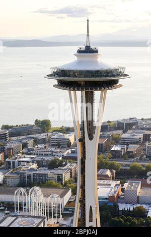 Untertasserförmige Top-Haus mit Stadt und Puget Sound unten. Space Needle, Seattle, Usa. Architekt: Olson Kständig, 2020. Stockfoto