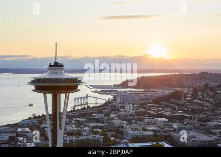 Untertasserförmige Top House von oben bei Sonnenuntergang. Space Needle, Seattle, Usa. Architekt: Olson Kständig, 2020. Stockfoto