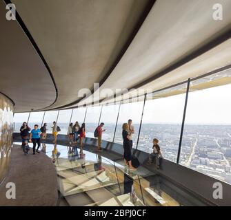 Aussichtsplattform im Innenbereich mit Glasboden. Space Needle, Seattle, Usa. Architekt: Olson Kständig, 2020. Stockfoto