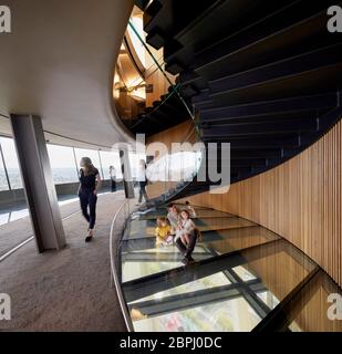 Aussichtsplattform im Innenbereich mit Glasboden und oculus-Treppe. Space Needle, Seattle, Usa. Architekt: Olson Kständig, 2020. Stockfoto