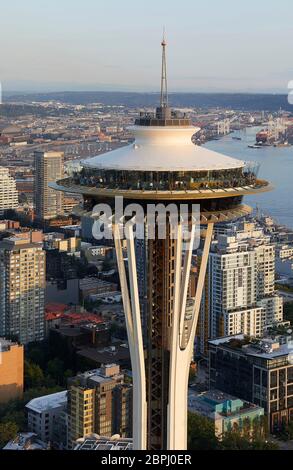 Untertasse geformte Top-Haus mit Stadt und Wasserstraßen unten. Space Needle, Seattle, Usa. Architekt: Olson Kständig, 2020. Stockfoto