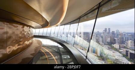 Aussichtsplattform im Innenbereich mit Glasboden. Space Needle, Seattle, Usa. Architekt: Olson Kständig, 2020. Stockfoto