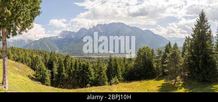 Das karwendel ist der größte Berg der Nördlichen Kalkalpen. Mittenwald ist eine Stadt in Bayern, Deutschland. Stockfoto