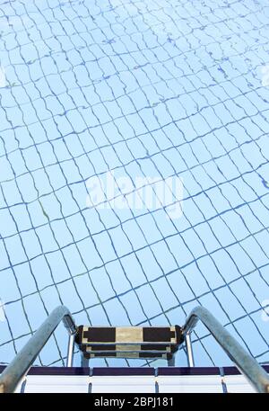 Treppe in einem Pool im Sommer, Detail des Zugangs zu einem Pool in einem Spa Stockfoto