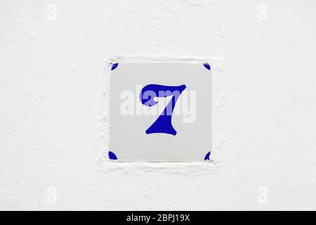 Nummer sieben Informationen auf einer Wand, ungerade Zahl Detail, Adresse Stockfoto