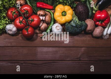 Copy Raum flach legen Komposition mit frischen Gemüse-Produkte auf dunklen Holztisch, Raum für Text. Gesunde Küche und Lebensmittel Supermarkt und einkaufen Stockfoto