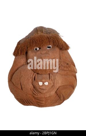 Monkey isoliert. Lustige Affe Mutter mit Kind wurde aus einer Kokosnuss Schale geschnitzten und isoliert auf einem weißen Hintergrund. Handgemachte Souvenir aus Thaila Stockfoto