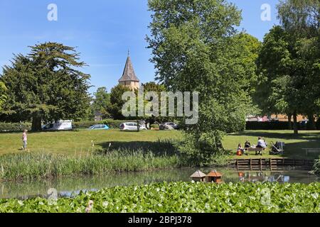 Der Ententeich und das alte Dorfgrün in Sanderstead, Surrey, einem wohlhabenden Dorf in South Croydon, Großbritannien. Die Allerheiligen Kirche (Mitte) stammt aus dem Jahr 1230. Stockfoto