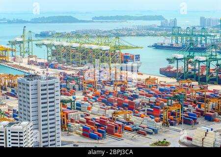 Luftaufnahme der Hafen von Singapur mit kommerziellen Hafen voller Transportbehälter, Frachtschiffe und Krane auf Pier Stockfoto